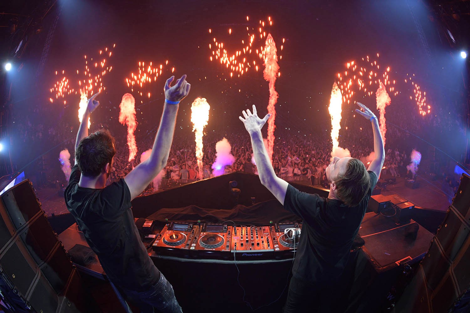 Accor Hotel Arena Fun Radio Ibiza Experience VIDÉO - Fun Radio Ibiza Experience 2017 : W&W ont enflammé l