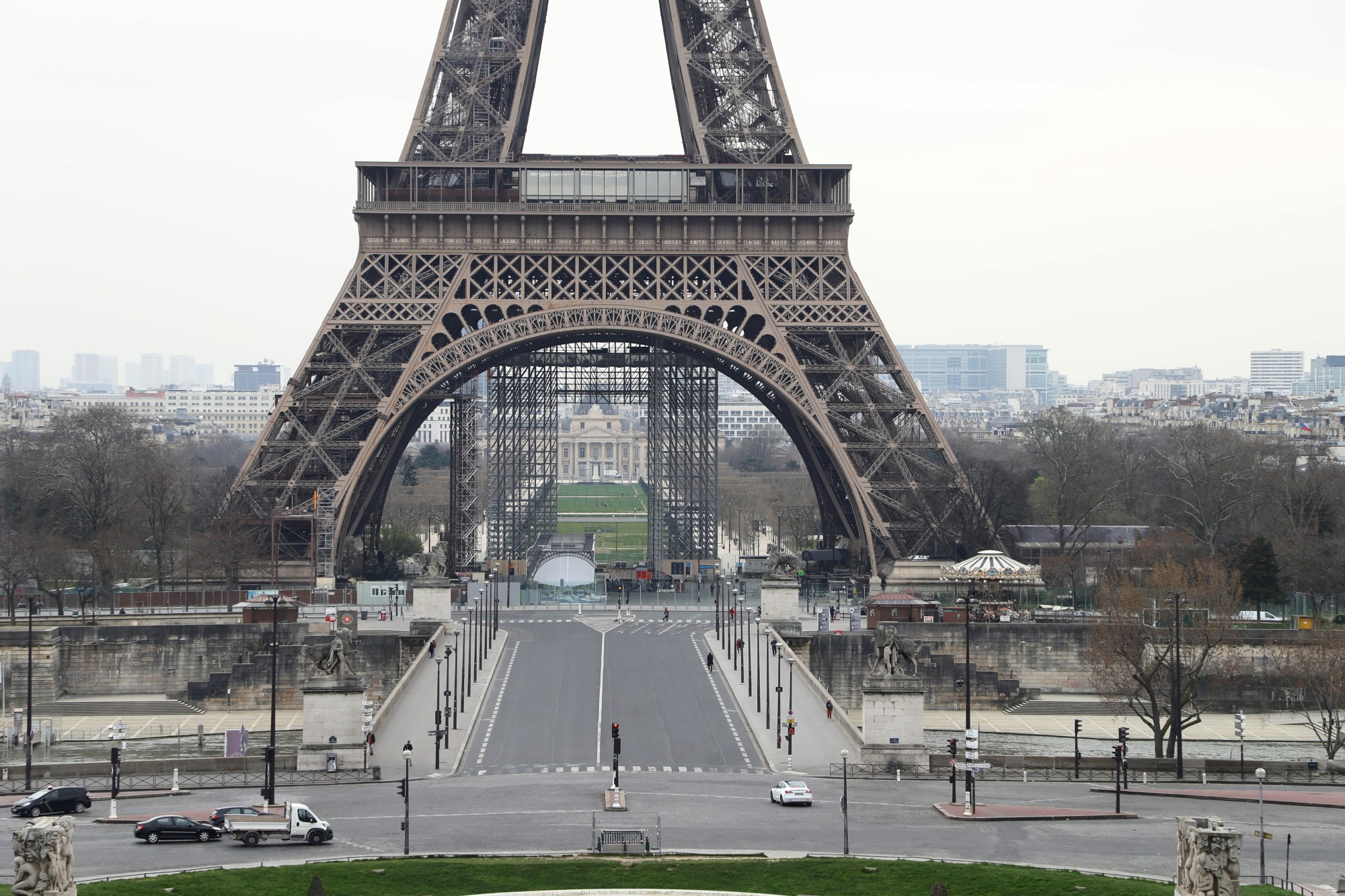 A Quel Heure Scintille La Tour Eiffel Tour Eiffel : comment son sommet se déplace pendant les canicules