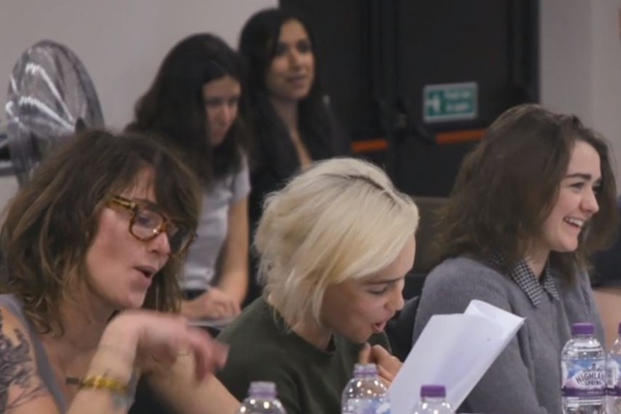 Lena Headey (Cersei), Emilia Clarke (Daenerys) et Maisie Williams (Arya) pendant la lecture du script