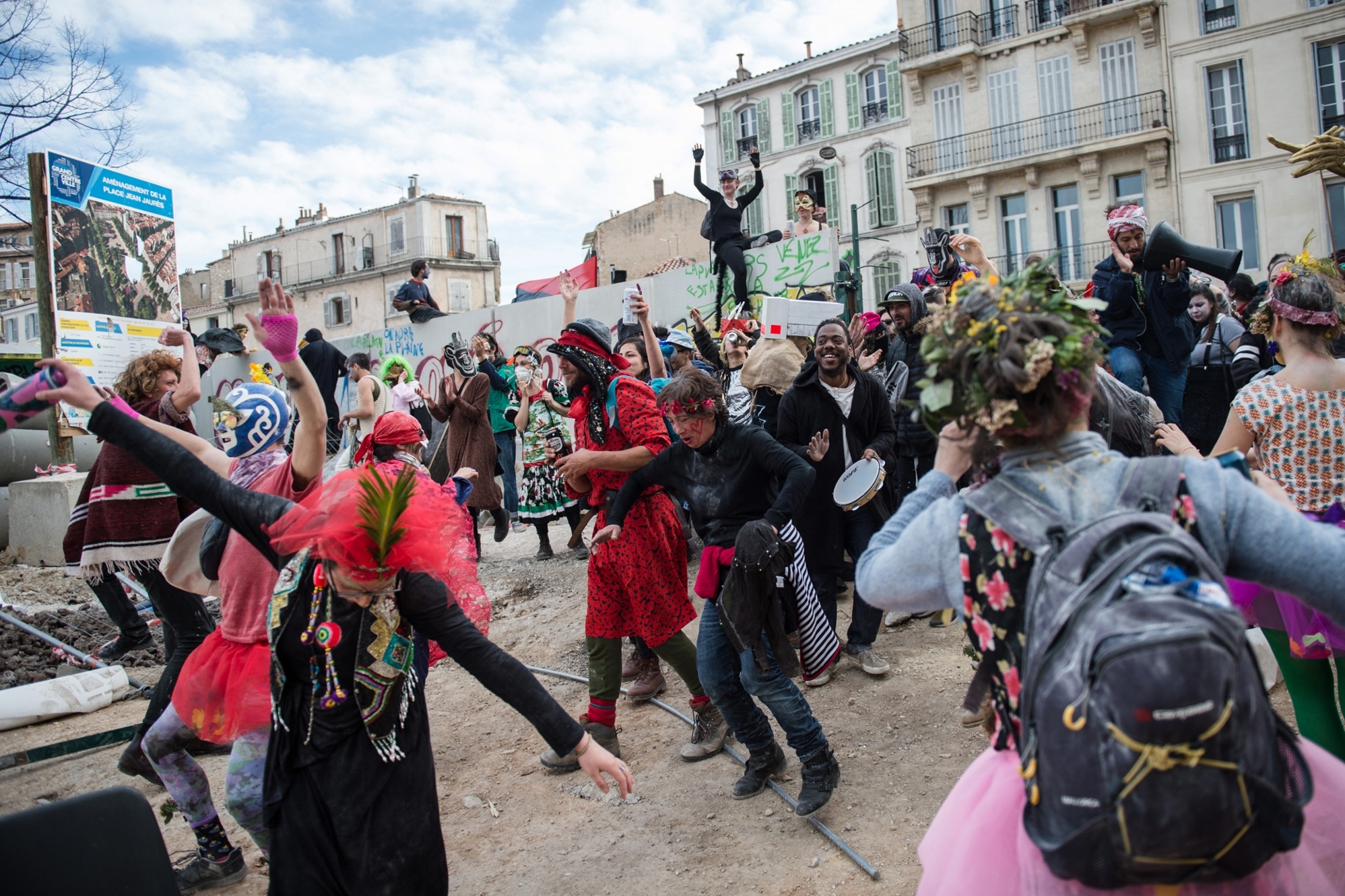 Marseille un carnaval non déclaré réunit des milliers de participants
