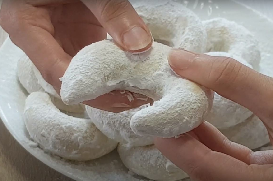 Les Conseils De Cyril Lignac Pour Des Cornes De Gazelle Allegees Mais Gourmandes