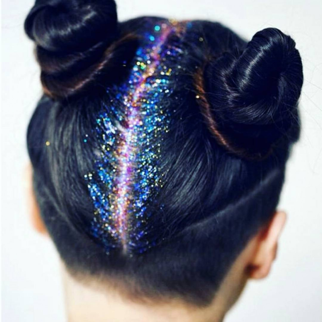 En Images Des Paillettes Sur La Racine Des Cheveux L Etonnante Tendance Glitter Roots