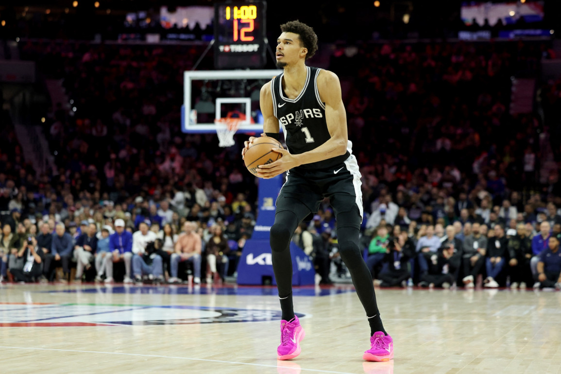 Victor Wembanyama avec les maillot des Spurs à Philadelphie, le 23 décembre 2024.
Crédit : Emilee Chinn / GETTY IMAGES NORTH AMERICA / Getty Images via AFP
