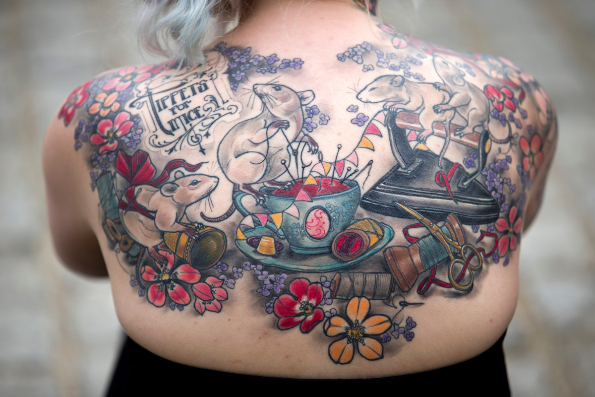 Femme Tatouée Une Australienne interdite d'allaitement à cause d'un tatouage