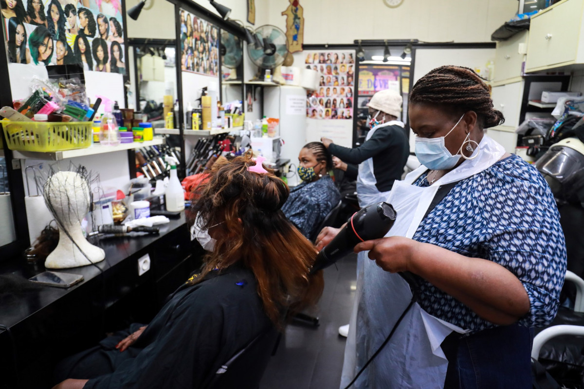 Les Infos De 6h30 Coronavirus Les Coiffeurs Pris D Assaut Avant Le Reconfinement