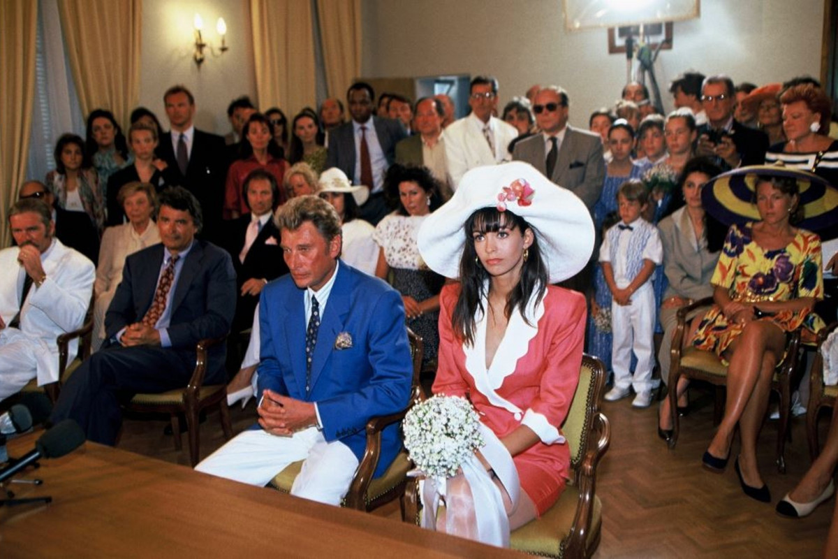Johnny Hallyday : Adeline Blondieau n'a pas réussi à vendre sa robe de  mariée