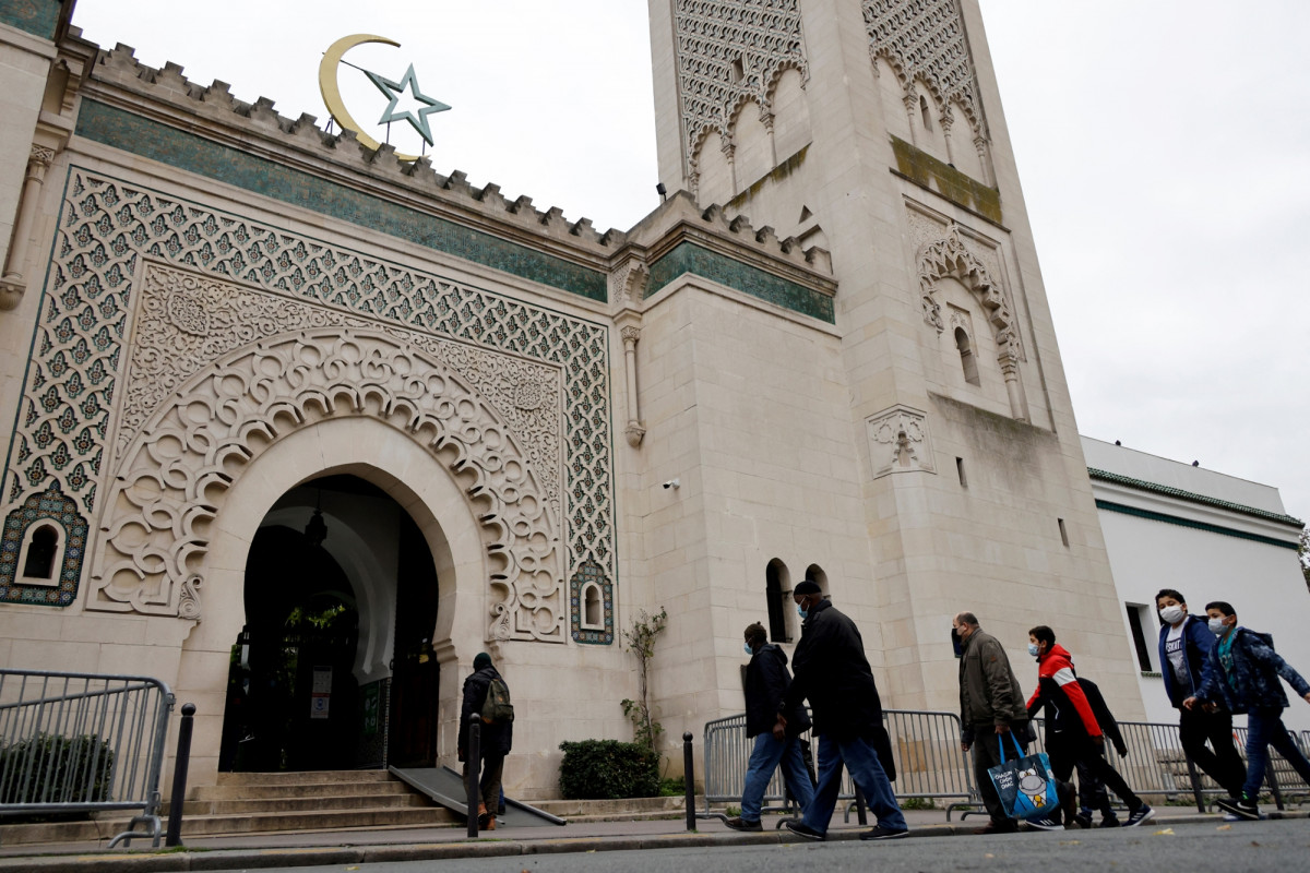 Essonne : un sanglier mort accroché aux grilles d'une mosquée