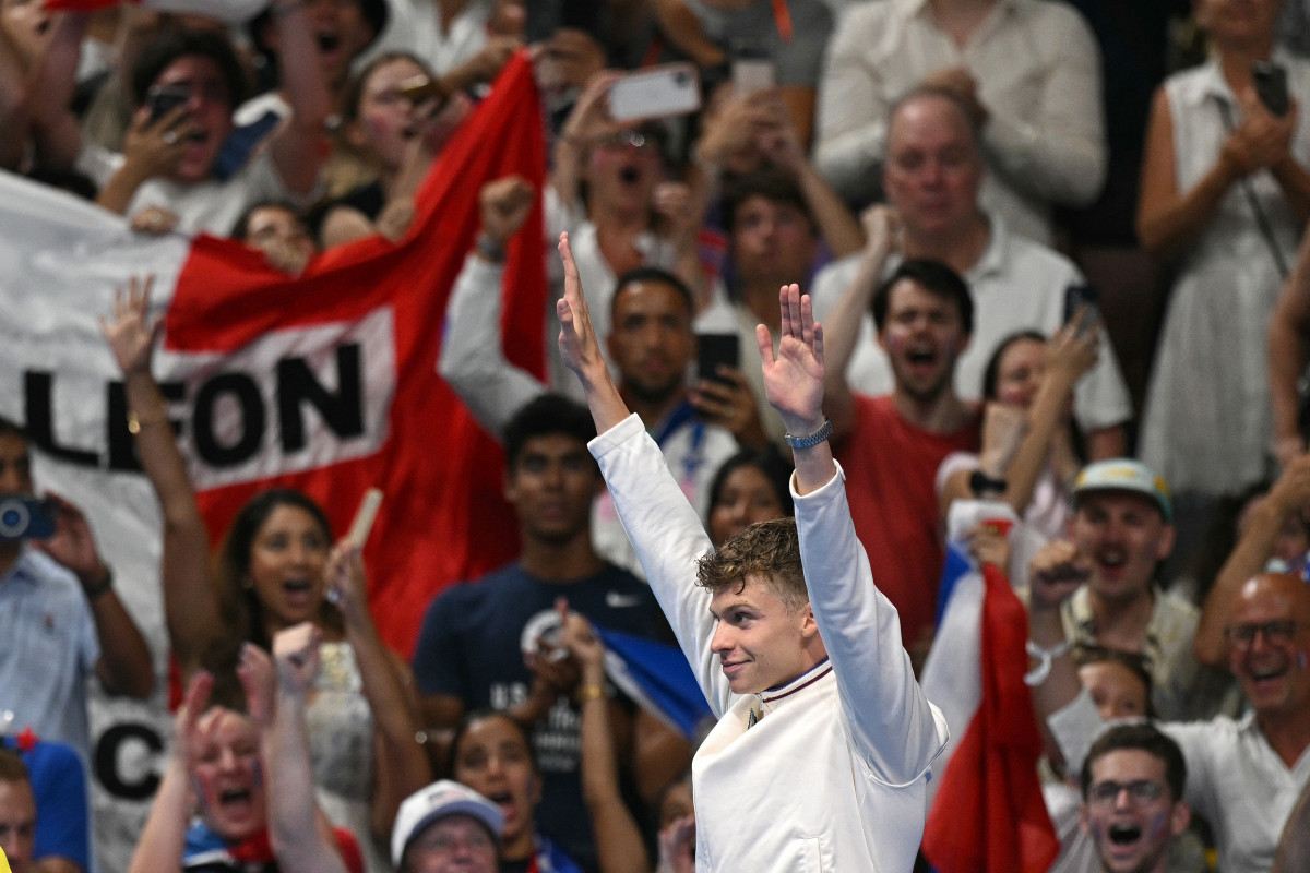 Fanion Jeux Olympiques Paris 2024 Léon Marchand Natation France - Collection