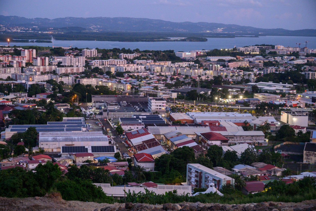 https://images.rtl.fr/~c/1200v800/rtl/www/1701853-vue-generale-de-la-ville-de-fort-de-france-martinique-le-20-septembre-2024.jpg