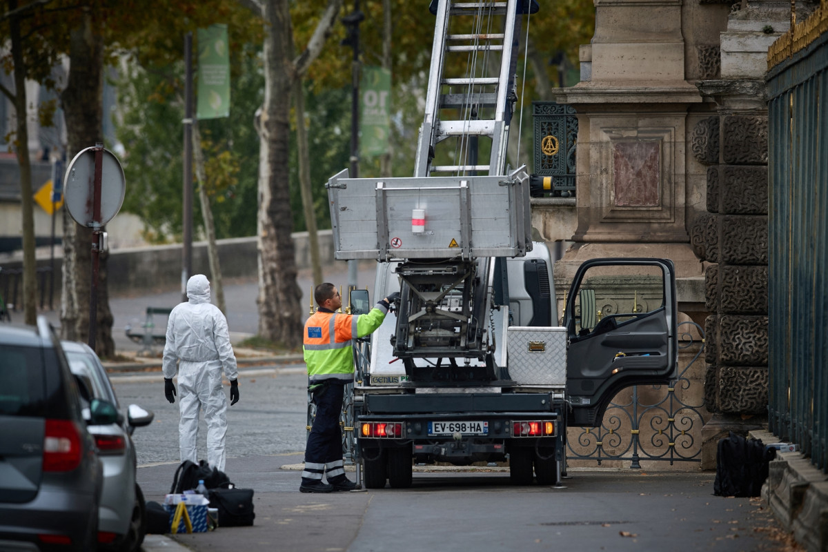 https://images.rtl.fr/~c/1200v800/rtl/www/1791423-le-camion-monte-charge-utilise-par-les-cambrioleurs-du-louvre.jpg