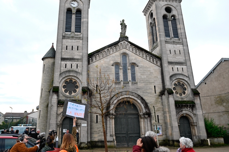 Manifestation devant l'église lors d'une messe en hommage à Pétain à Verdun