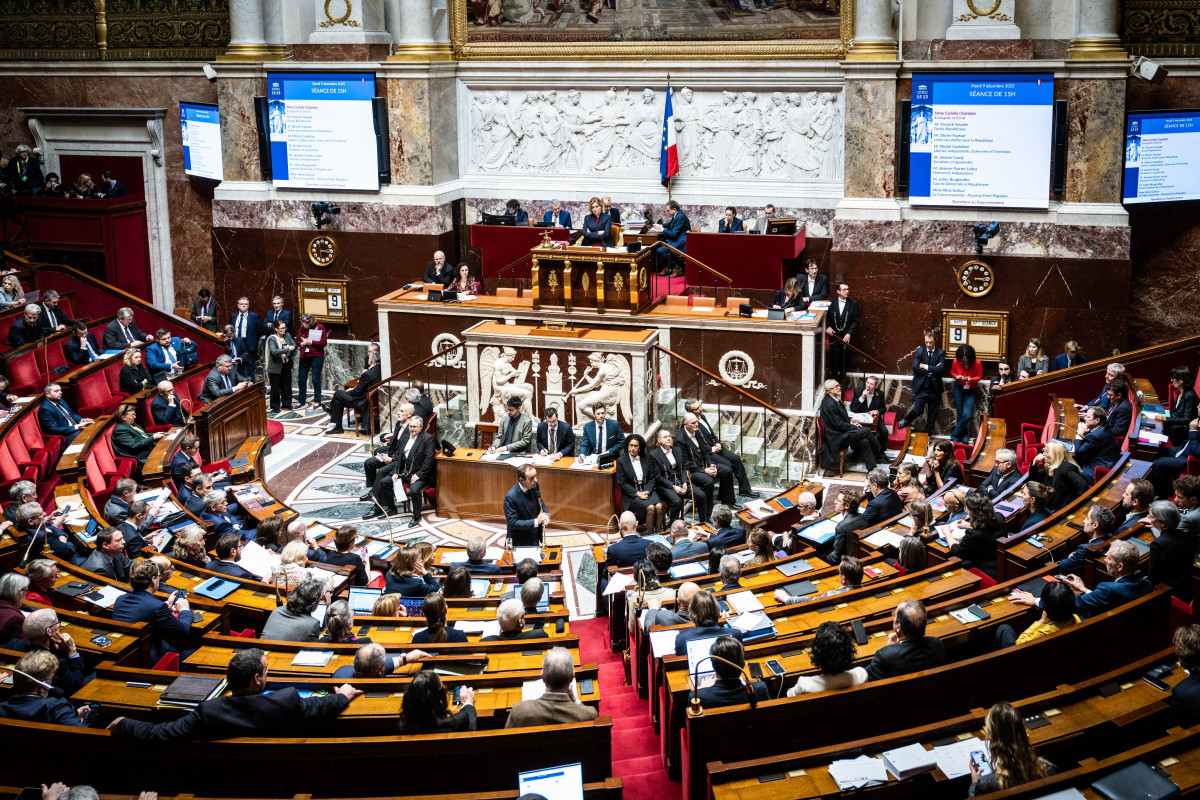 https://images.rtl.fr/~c/1200v800/rtl/www/1801478-l-assemblee-nationale-lors-du-vote-du-budget-de-la-secu-le-9-decembre-2025.jpg