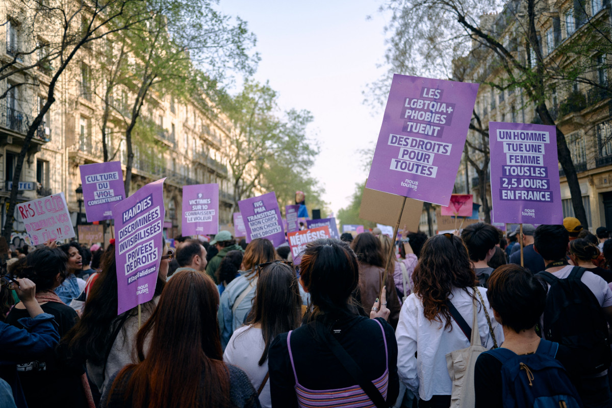 Pourquoi les femmes sont appelées à "suspendre" leurs activités au travail comme au foyer ce mardi