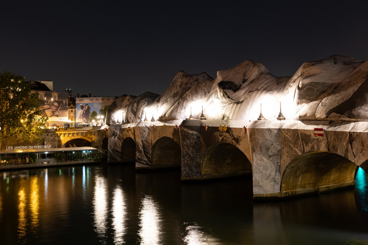 Vue nocturne de la Caverne du Pont Neuf de JR