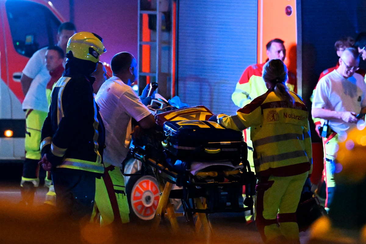 https://images.rtl.fr/~c/1200v800/rtl/www/1857731-des-services-de-secours-et-la-police-interviennent-apres-qu-une-voiture-a-apparemment-fonce-dans-la-foule-le-25-juillet-2026.jpg