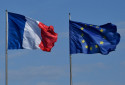 Le drapeau français et le drapeau européen (illustration)