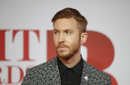 Le DJ Calvin Harris prend la pose sur le tapis rouge des BRIT Awards de 2018 à Londres.