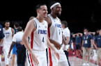 Thomas Heurtel et Guerschon Yabusele avec les Bleus du basket à Tokyo le 5 août 2021