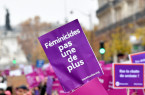Une banderole portant l'inscription "féminicides, pas un de plus" lors d'une manifestation organisée le 20 novembre 2021 à Paris.