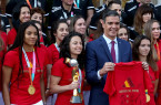 Le Premier ministre espagnol Pedro Sanchez aux côtés des championnes du monde de football 2023.