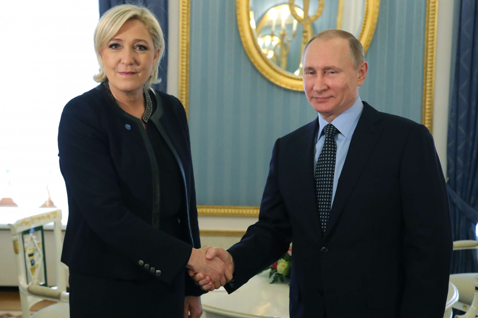 https://images.rtl.fr/~c/1540v1026/rtl/www/1290234-marine-le-pen-et-vladimir-poutine-en-russie-le-24-mars-2017.jpg
