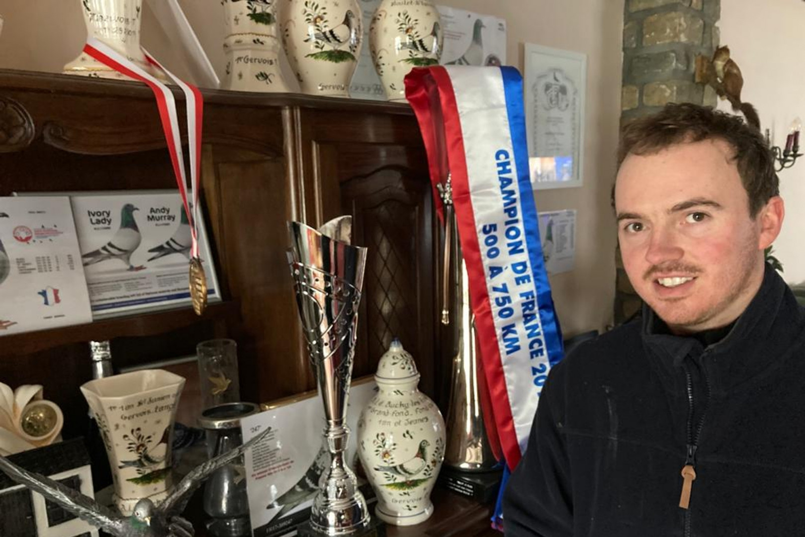 Tanguy Gervois devant ses nombreux trophées