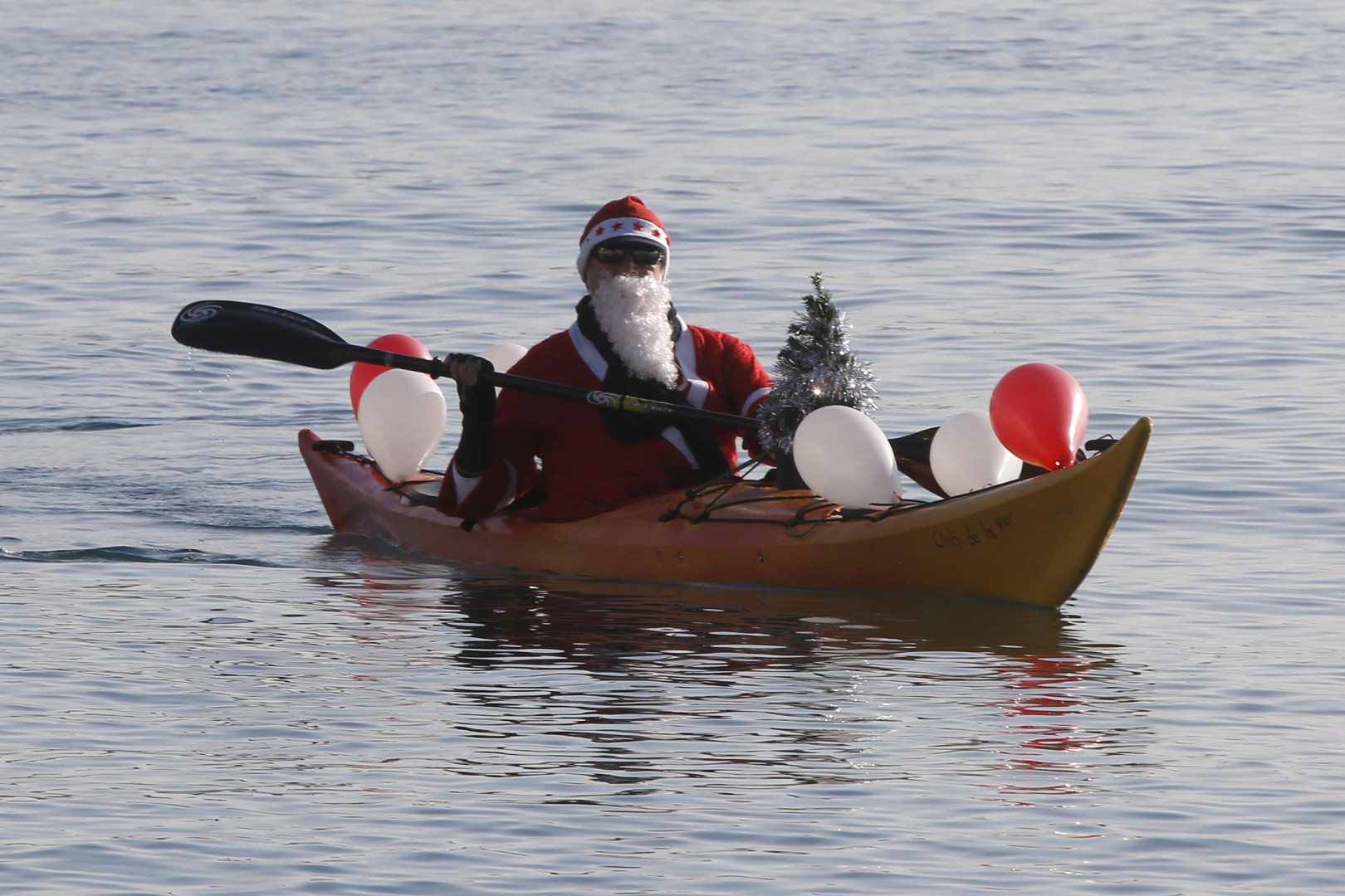 EN IMAGES Joyeuses fêtes quand le père Noël s'essaie au ski