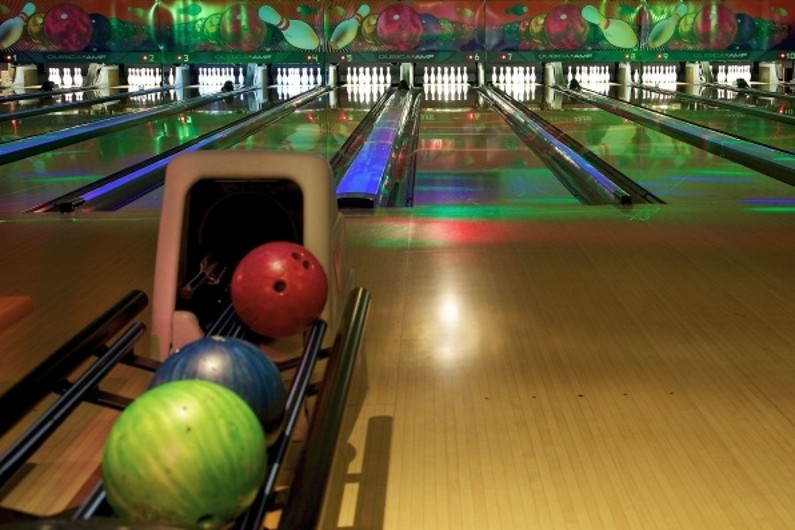 VIDÉO Des Français explosent un bowling et deviennent les stars du web