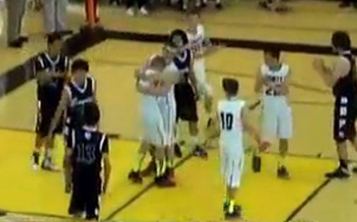 VIDÉO - États-Unis : un jeune basketteur autiste marque un panier grâce ...