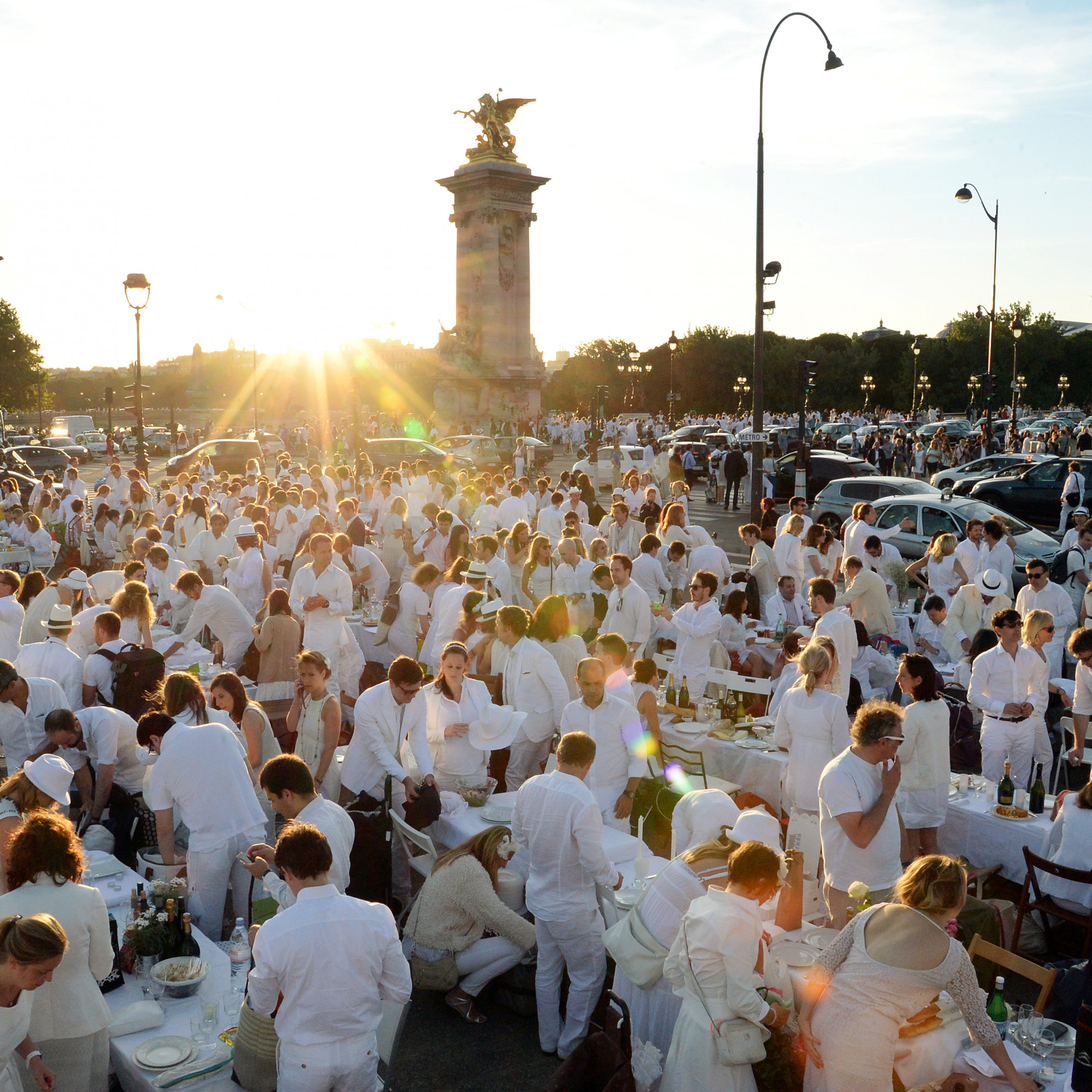 Loin du Mondial, des milliers de Parisiens ont participé au "Dîner en