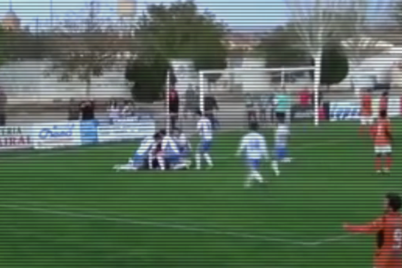VIDÉO 20 ans après René Higuita, un gardien espagnol réalise le "coup du scorpion" et marque