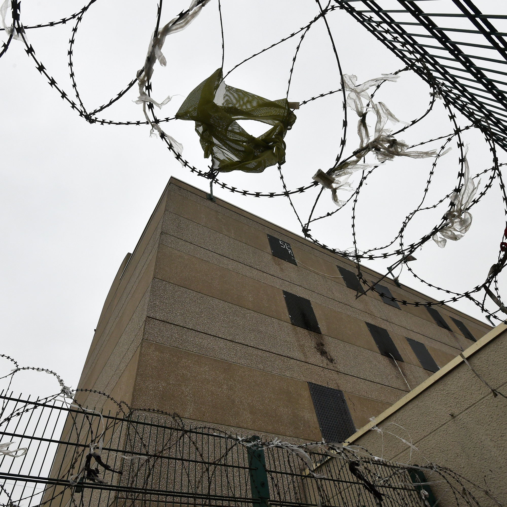 Combien Gagne Un Gardien De Prison Nanterre : le gardien de prison vendait du cannabis aux détenus