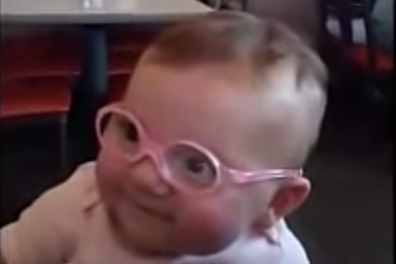 VIDÉO Un bébé voit ses parents