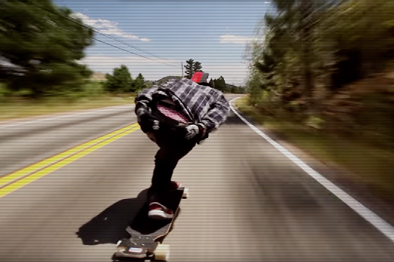 VIDÉO Jusqu'à plus de 110 km/h en longboard à côté des voitures