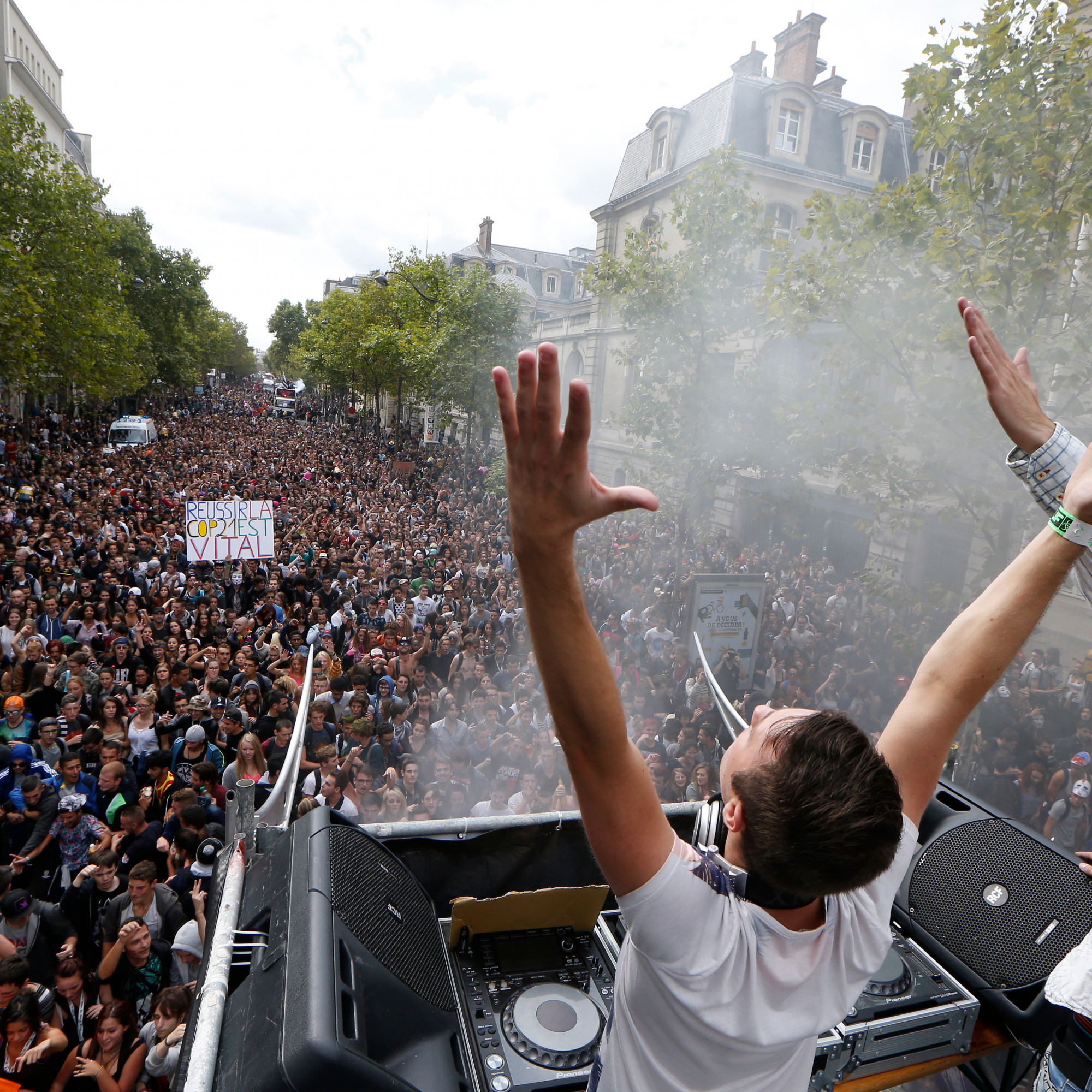 Paris des dizaines de milliers de jeunes à la Techno Parade