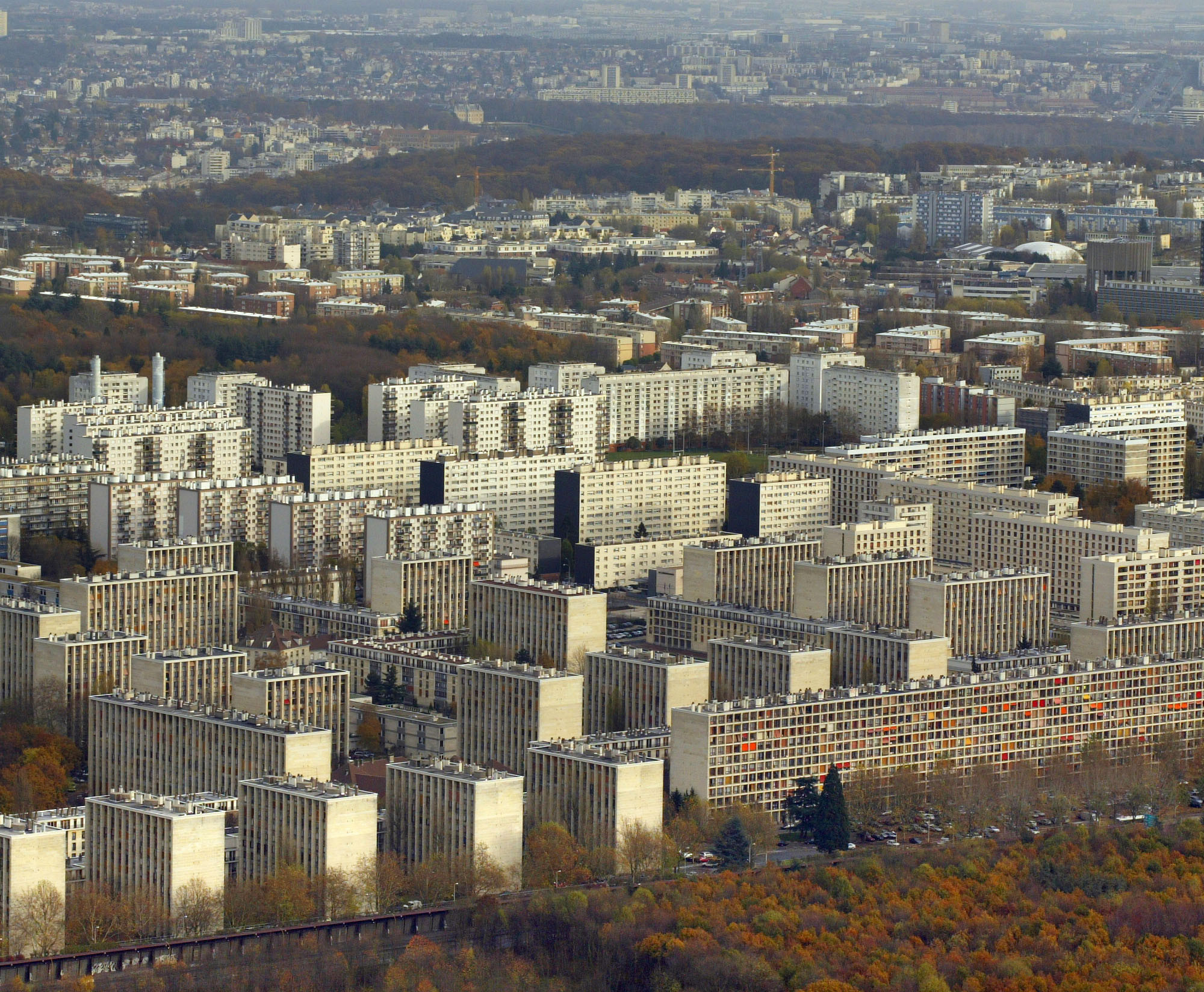 Vue aérienne d'un ensemble de logements sociaux en région parisienne