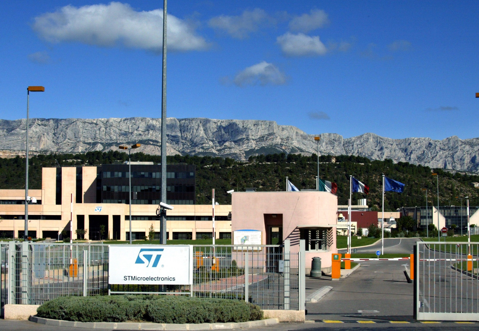 Stmicroelctronics Rousset STMIcroelectronics va supprimer 430 emplois en France, dont 150 dès ...