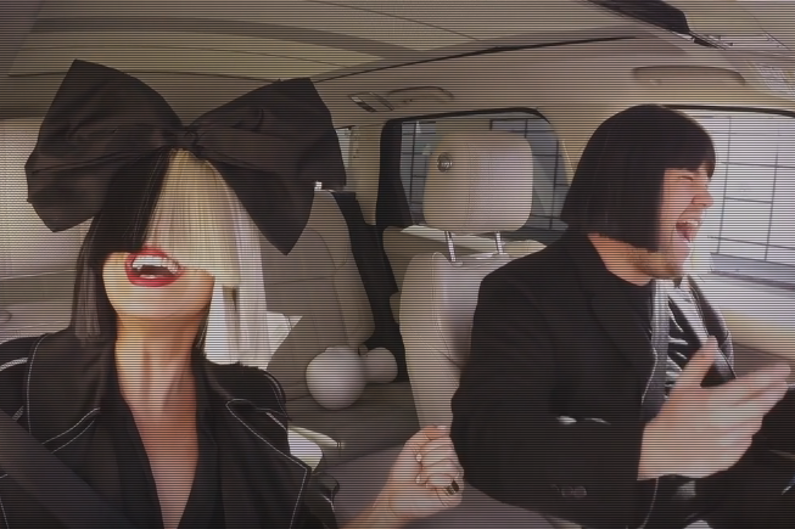 VIDÉO Sia se lâche dans le Carpool Karaoke de James Corden