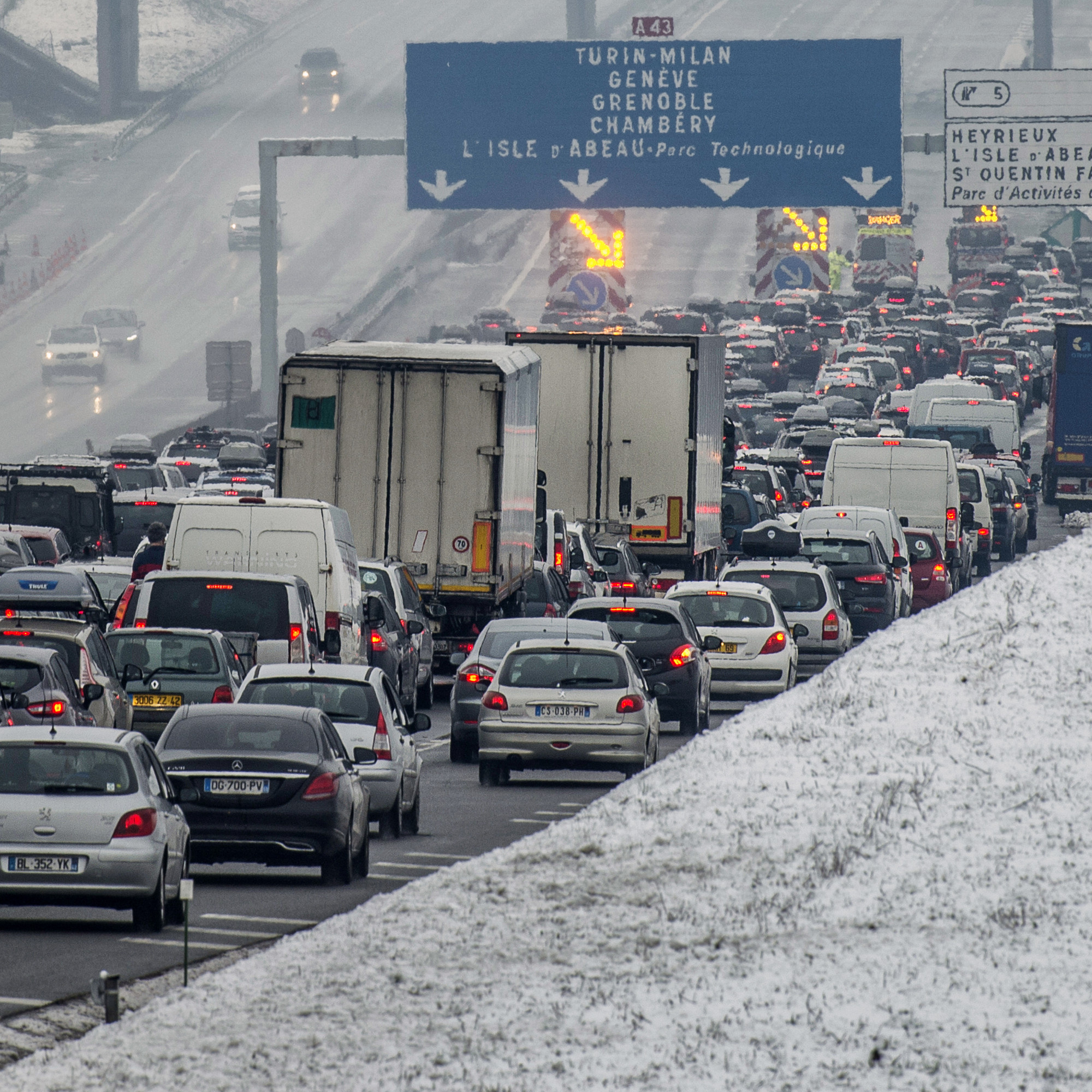 Trafic routier dernier weekend des vacances chargé en RhôneAlpes et