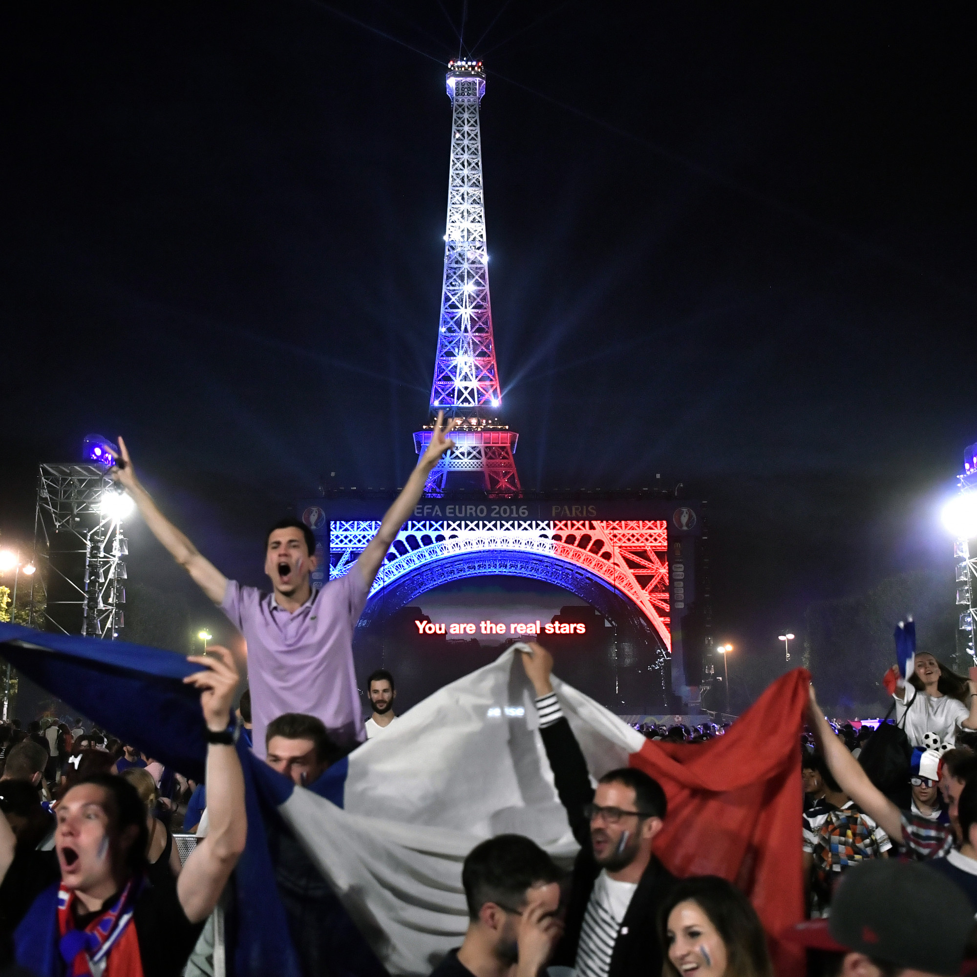 EN IMAGES Euro 2016 la tour Eiffel aux couleurs de la France après