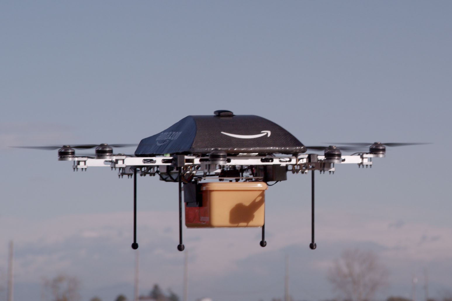 VIDÉO - Amazon a livré son premier colis par drone