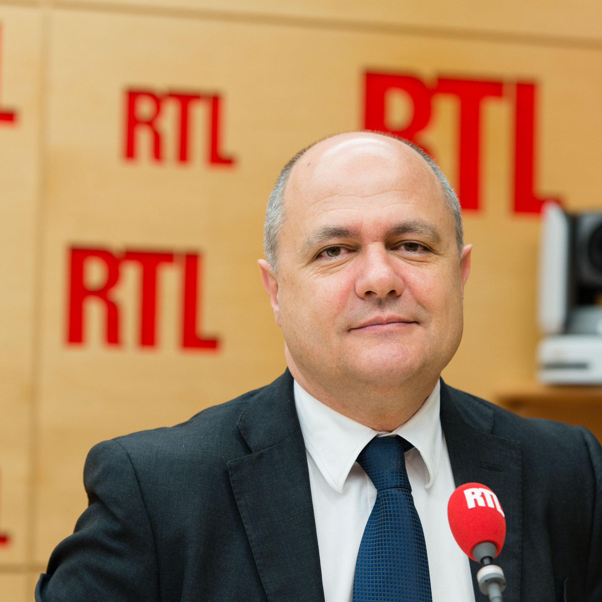 VIDÉO - Dissolution :