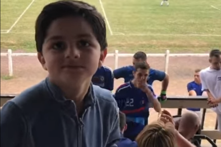 "Qu'est-ce qui est jaune et qui attend ?" : un enfant devient un phénomène