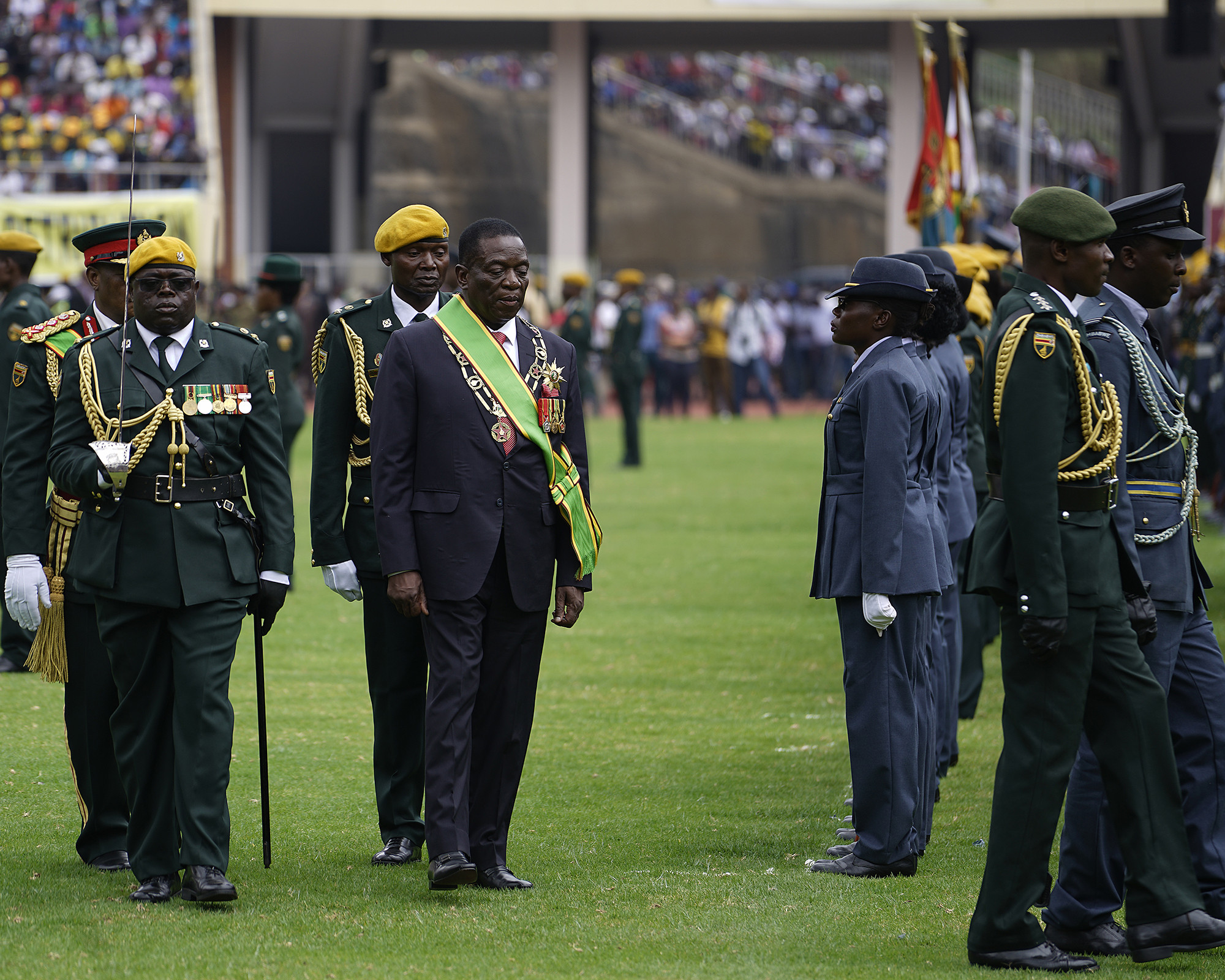 Zimbabwe le nouveau président Mnangagwa salue Mugabe, le "père de la