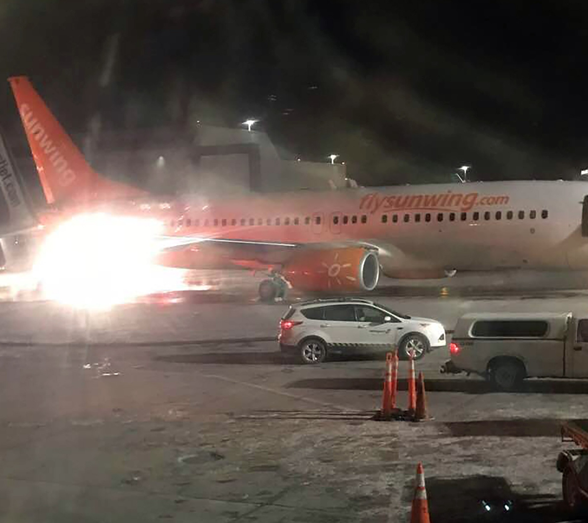 Пожар в самолете. Горящий двигатель самолета из иллюминатора. Пожар на boeing 777 в лас-вегасе. Boeing 777 emergency slide. 3 мая 2006 авиакатастрофа в сочи.