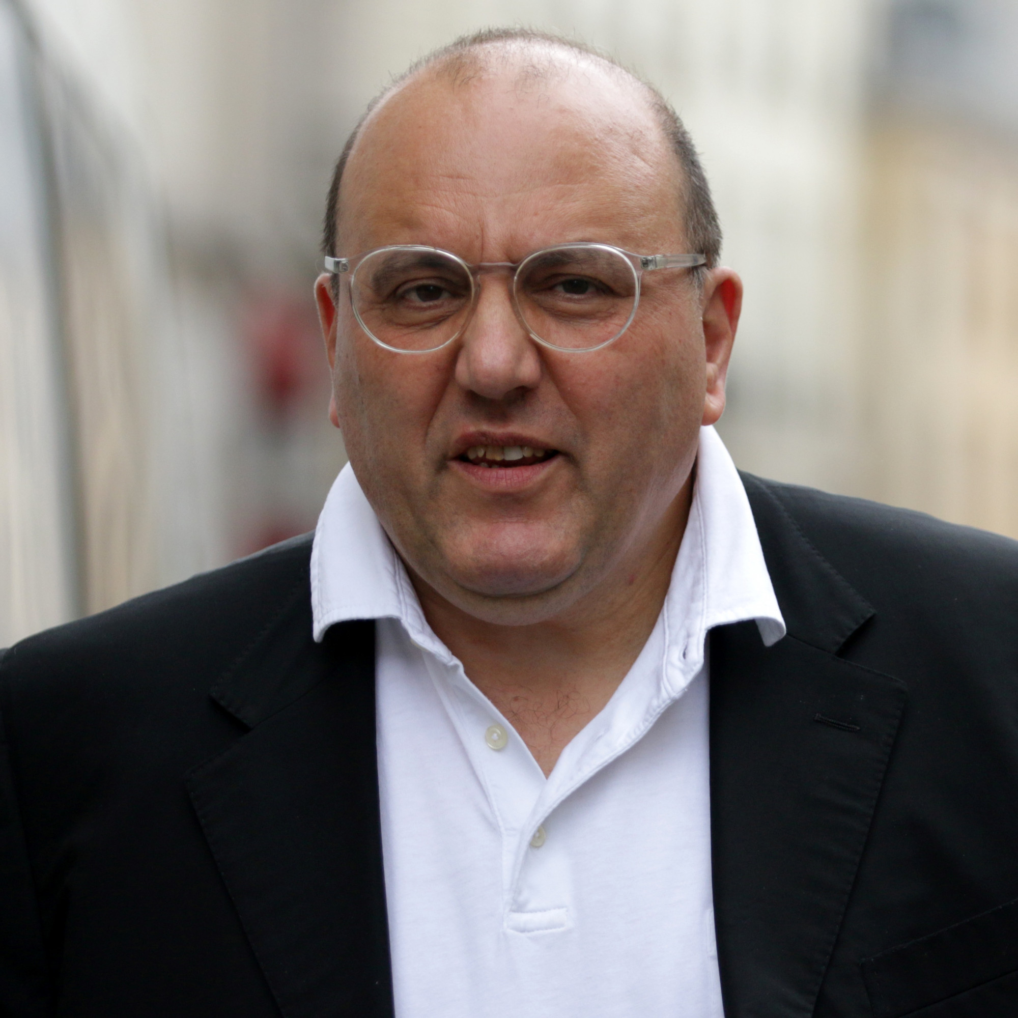 Julien Dray veut que les GAFA donnent 50.000 euros à tous les Français de 18 ans Julien Dray veut que les GAFA donnent 50.000 euros à tous les Français de 18 ans