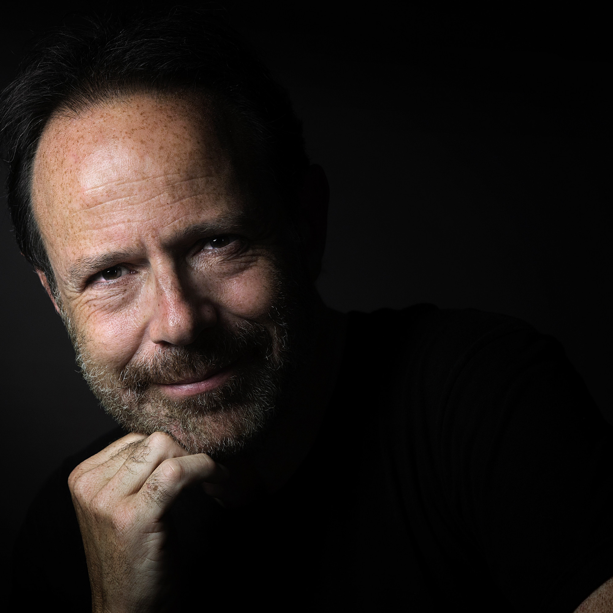 Cest un compte de racistes  : Marc Levy prend la défense de Thélyson Orélien sur RTL et dénonce la  lâcheté  des accusations anonymes sur X