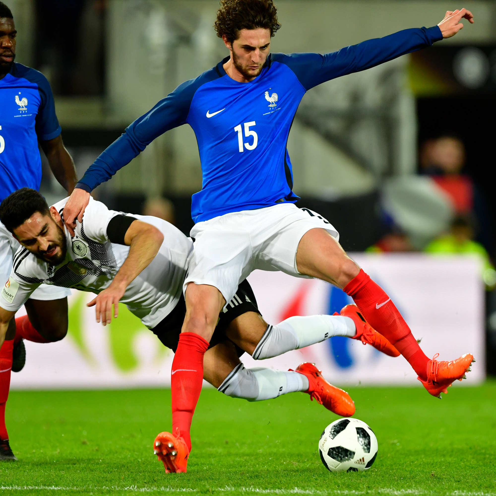 Adrien Rabiot "Je lui donnerais un bon coup de pied aux fesses", lance Pascal Praud