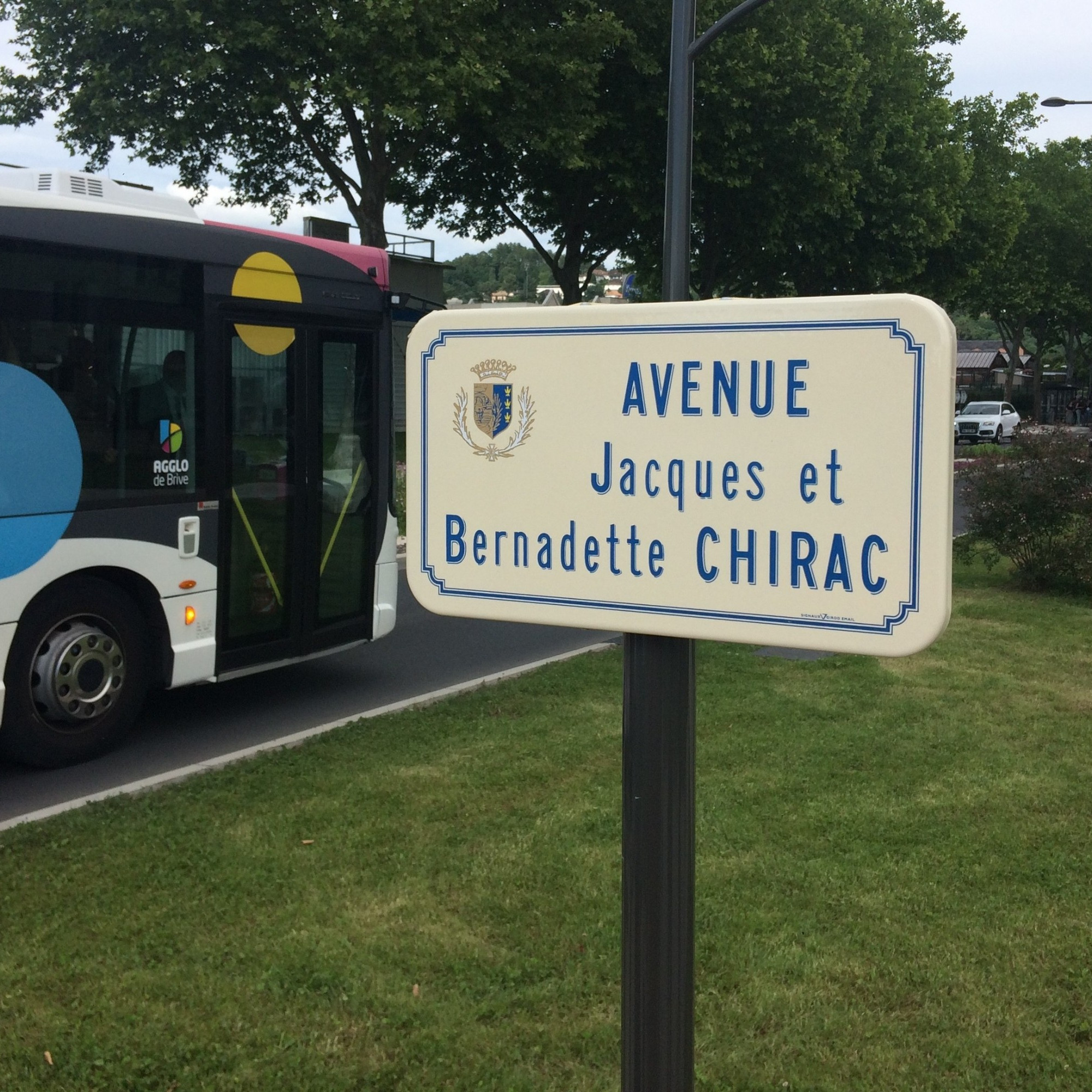 BrivelaGaillarde inaugure une avenue Jacques et Bernadette Chirac