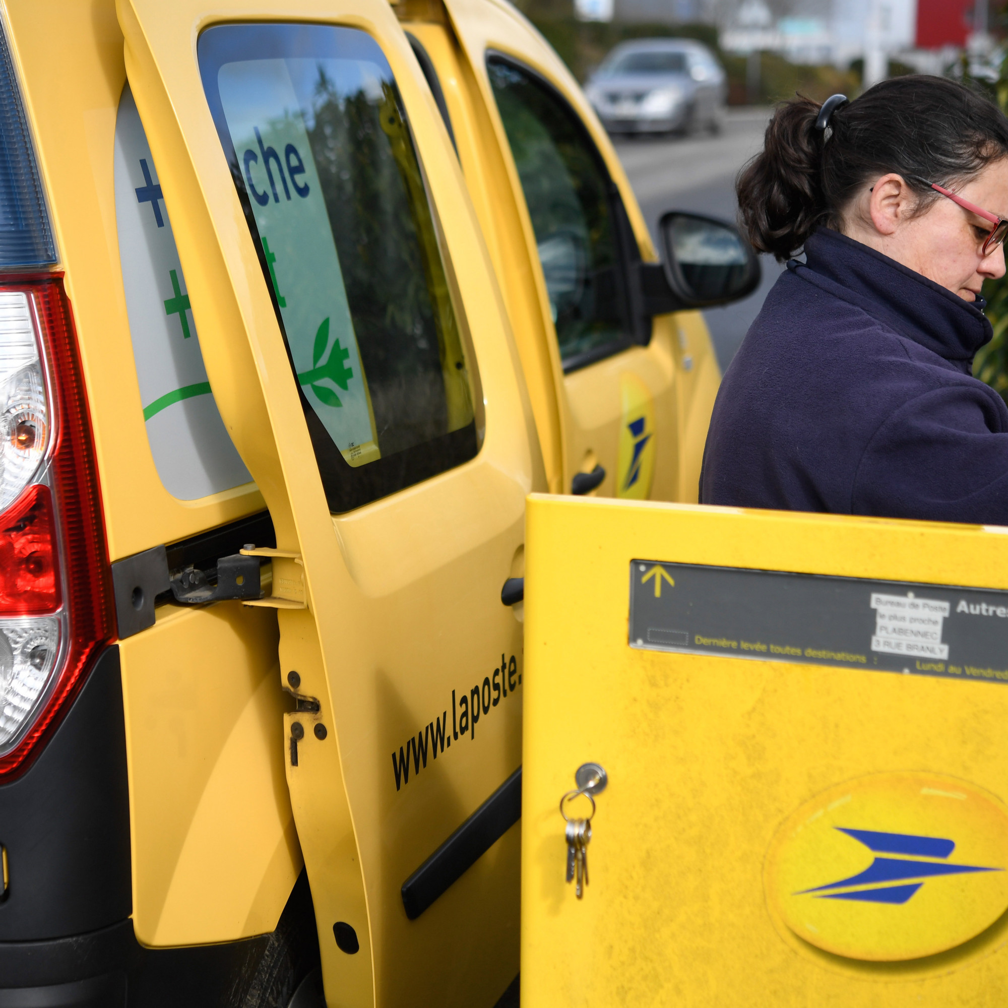 La Poste Recrutement Montluçon Pourquoi La Poste recrute 1.000 facteurs alors qu'il y a moins de
